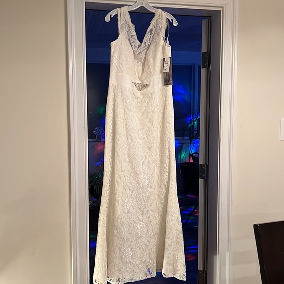 The Alfred Angelo Collection wedding dress! - Picture 3 of 4